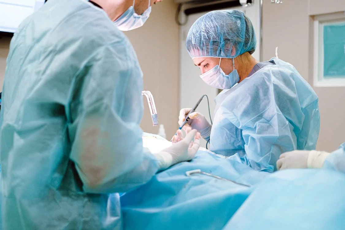 imagen de una dentista y su compañero en la clínica trabajando.